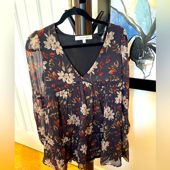 Super cute dress, size medium, Row A - Picture 1 of 3